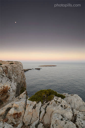 paisaje de costa con una línea muy brillante justo por encima del horizonte