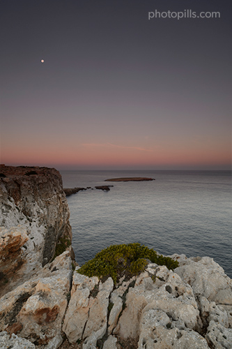paisaje de costa con una línea muy oscura justo por debajo del horizonte
