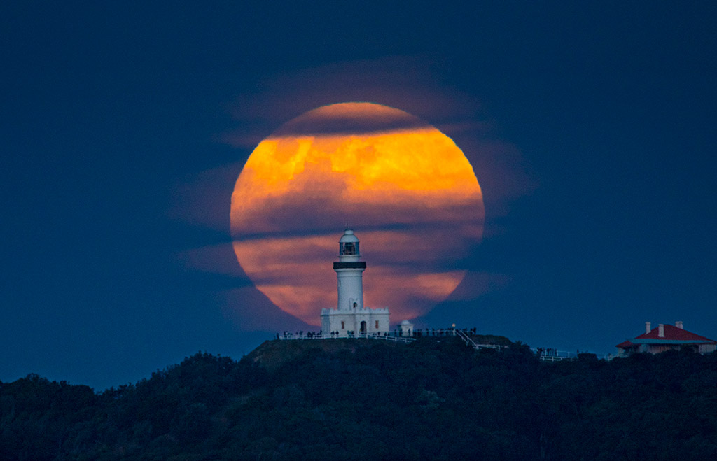 Luna llena saliendo tras el Faro de Cape Byron - Byron Bay New South Wales Australia - Bob Charlton Luna llena saliendo tras el Faro de Cape Byron en Byron Bay (New South Wales, Australia) de Bob Charlton