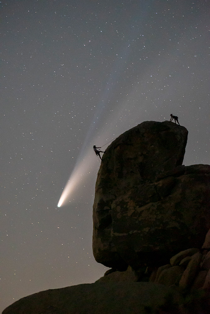 Comet Neowise over Heastone Rock in Josua Tree National Park (California, USA) by Chris Olivas