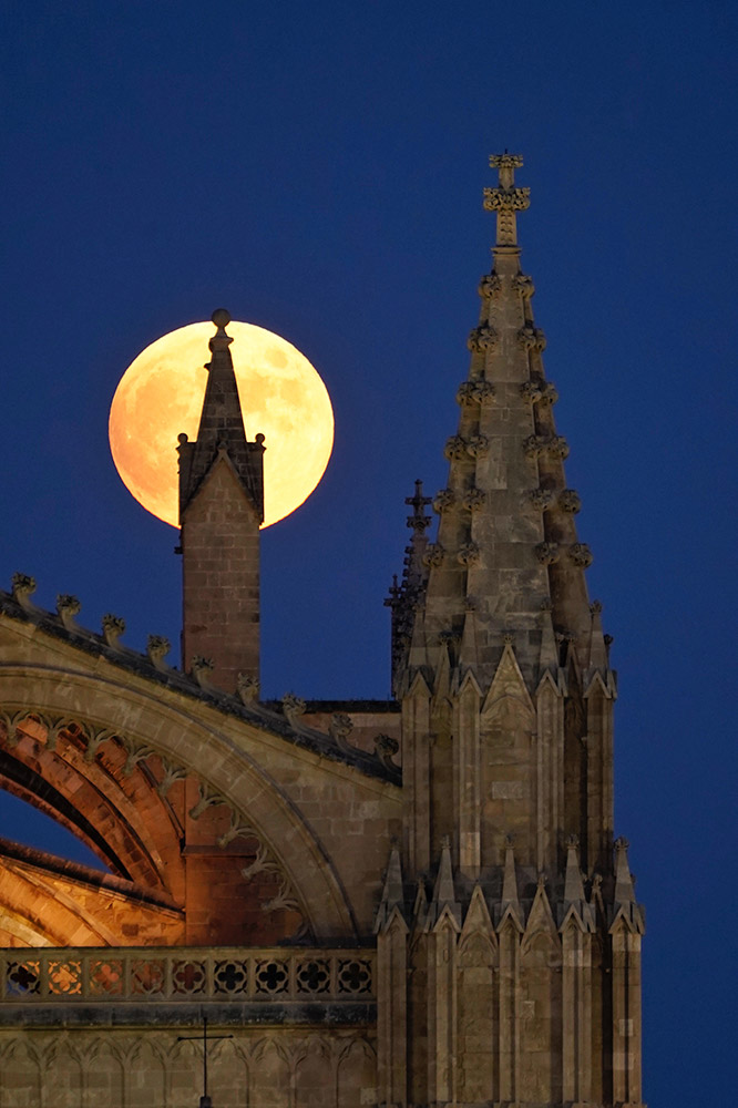 Luna llena sobre catedral - Mallorca España - Jaume Llinàs Luna Llena con la Catedral de Mallorca (España) de Jaume Llinàs