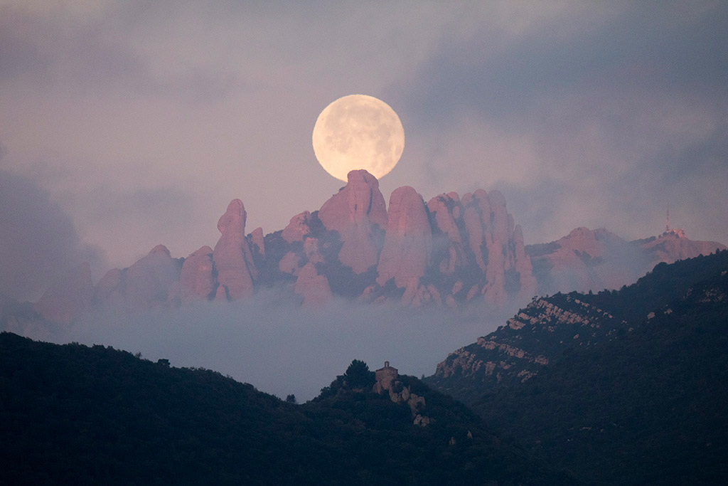 Moonset behind Montserrat mountain by Miquel