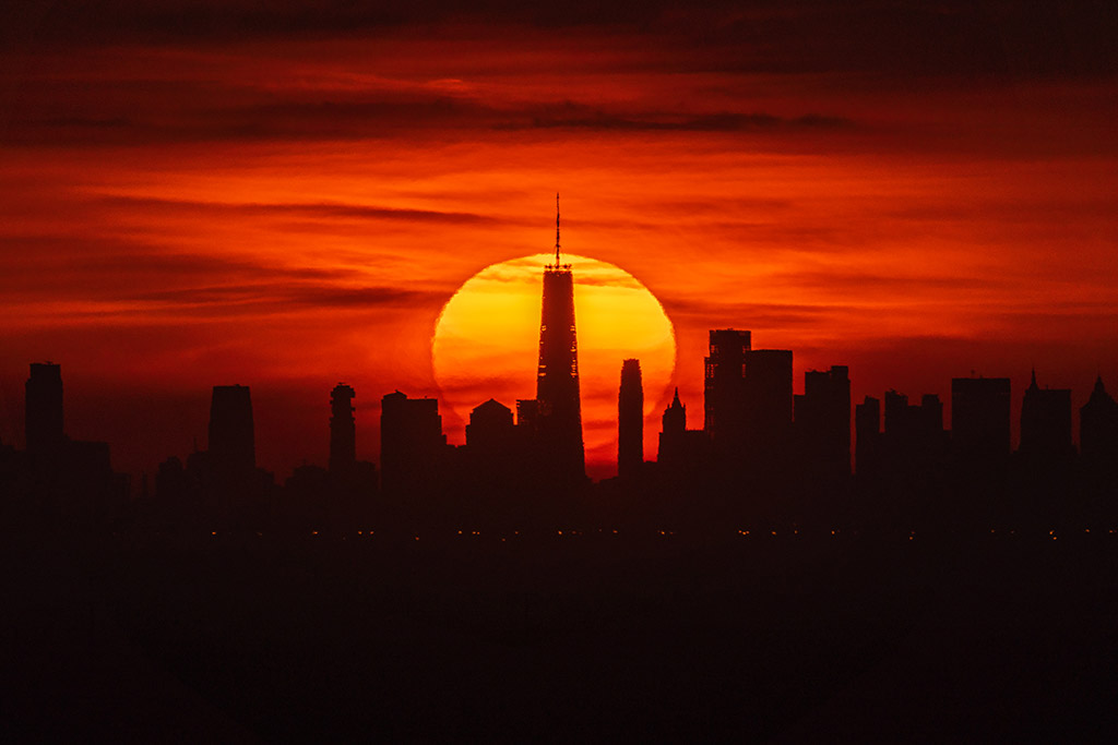 Sunrise behind the One World Trade Center (New York, USA) by Alyssa