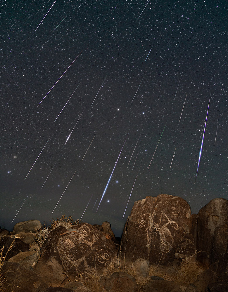 Petroglífos de nativos americanos bajo la lluvia de estrellas de las Gemínidas - Nuevo México EE. UU. - Igal Brener Petroglífos de nativos americanos bajo la lluvia de estrellas de las Gemínidas (Nuevo México, EE. UU.) de Igal Brener