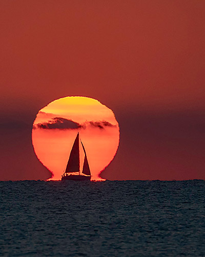 Sailboat with an Omega Sunset captured in Valencia (Spain) by Toni Sendra