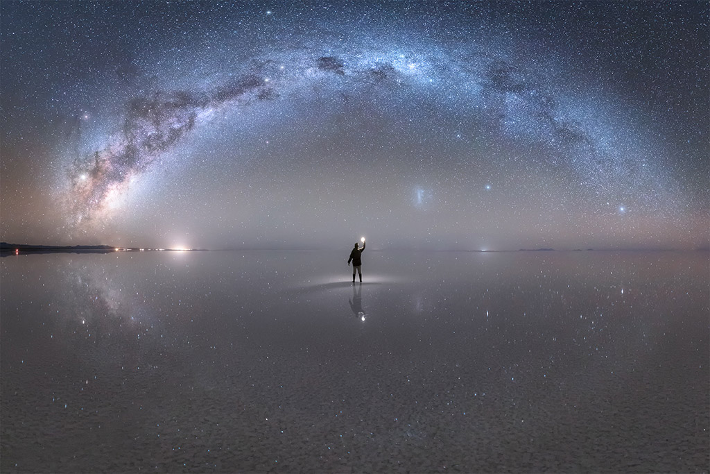 Hombre bajo un reflejo de la Vía Láctea - Salar de Uyuni Bolivia - Jheison Huerta Hombre bajo la Vía Láctea reflejada en el Salar de Uyuni (Bolivia) de Jheison Huerta