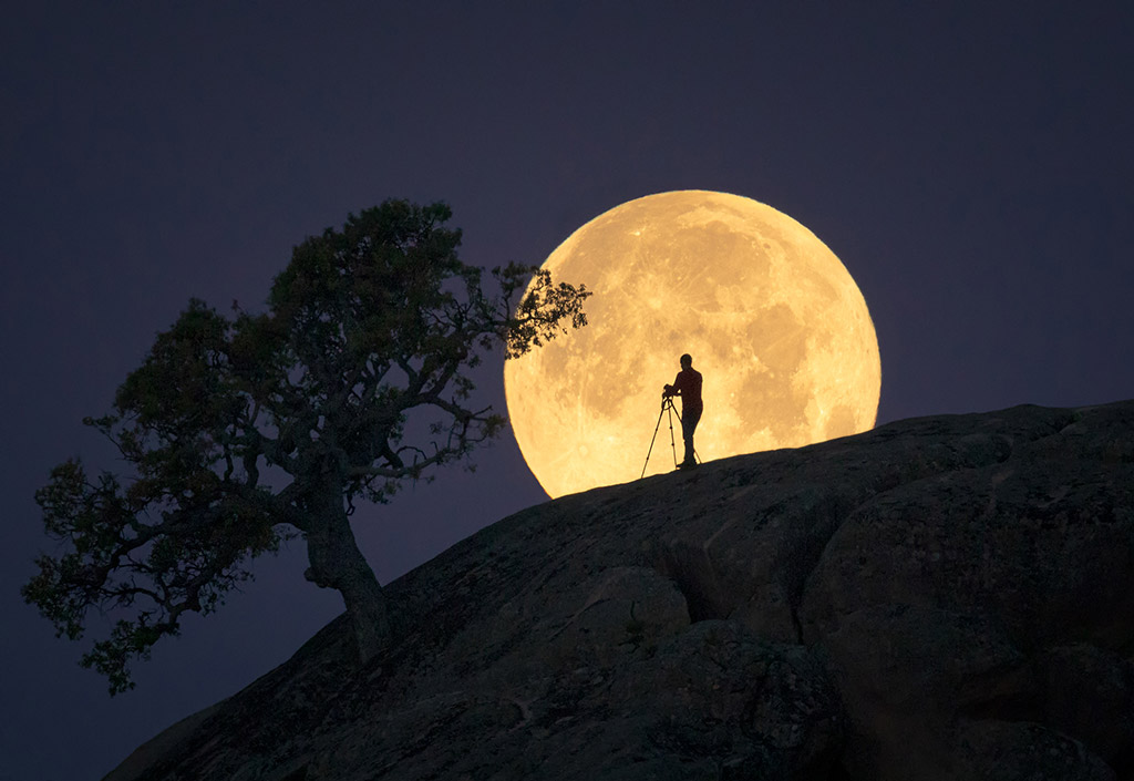 Moon silhouette in La Pedriza (Spain) by Paco Farero