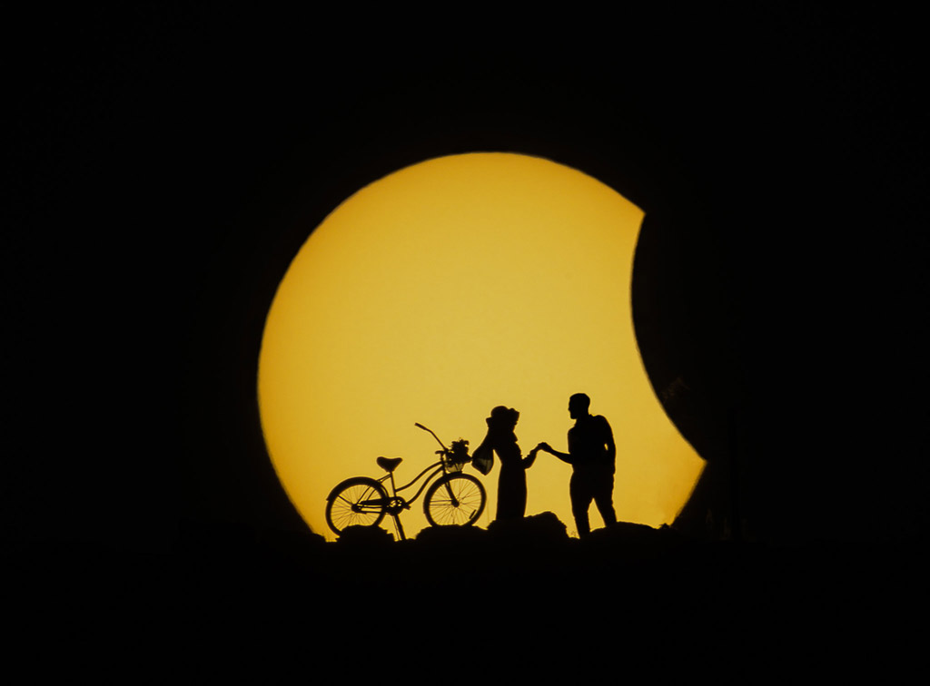 Siluetas junto al eclipse solar - Kareem Khalaf Siluetas junto al eclipse solar de Kareem Khalaf