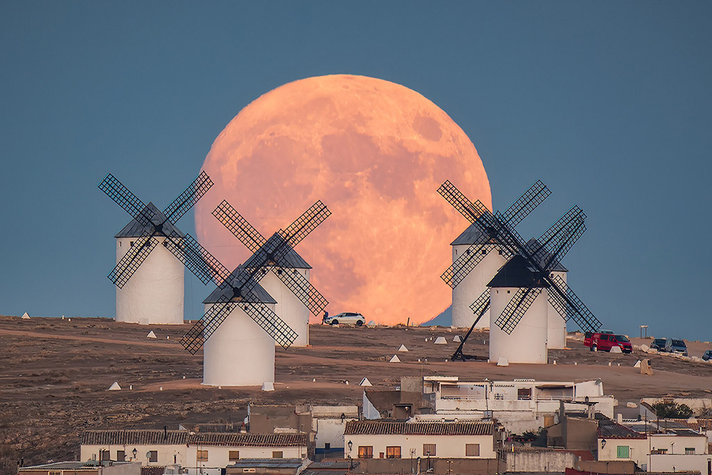 Full Moon rising behind the windmills of Campo de Criptana (Spain) by Jesús Manzaneque Arteaga