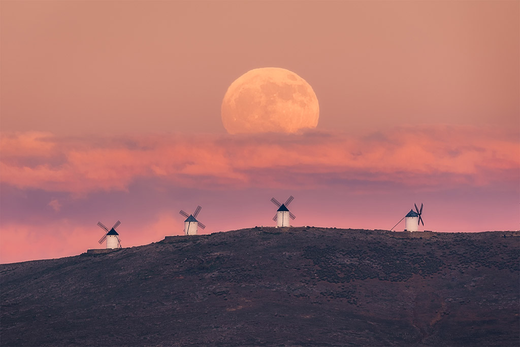 Moonrise on December 11, 2019 over the windmills of Consuegra (Spain) at Sunset by Juan López Ruiz