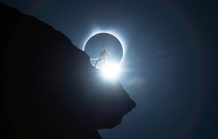 Thousands wait in line for last chance to score eclipse glasses